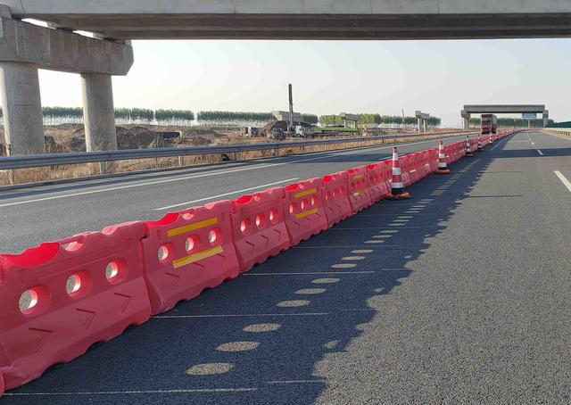 長春經濟圈環線高速公路二期項目岫巖互通跨京哈高速導改順利完成