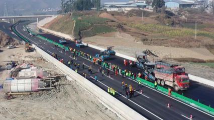 牛!云南首次無人駕駛攤鋪高速公路路面,看這里&rarr;