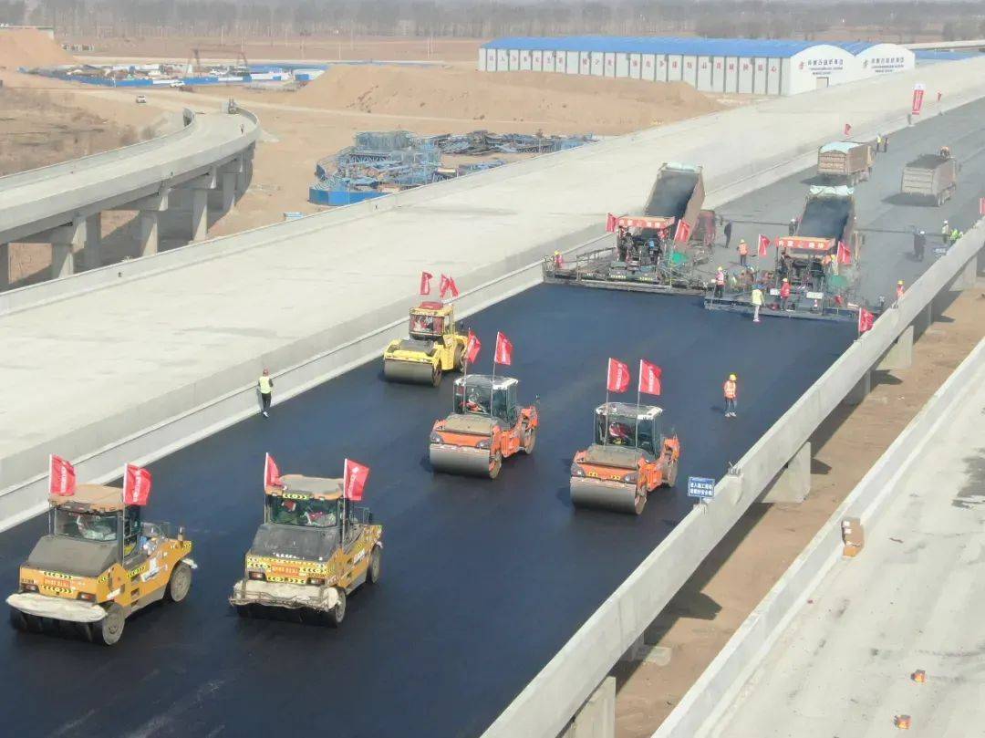 s43 呼和浩特新機場高速公路項目開展瀝青路面攤鋪作業