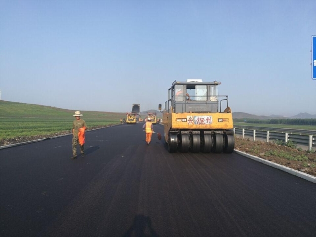 國道302線烏蘭浩特至阿力得爾段公路主線路面工程按計劃全面貫通