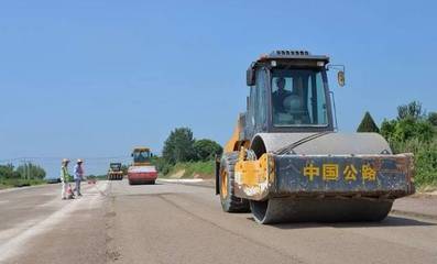 最新消息!國道220路面在刷黑了,預計年底全線通車.